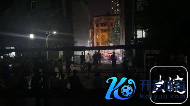 合肥地震住户上街逃一火 慌乱厚谊扩张街头